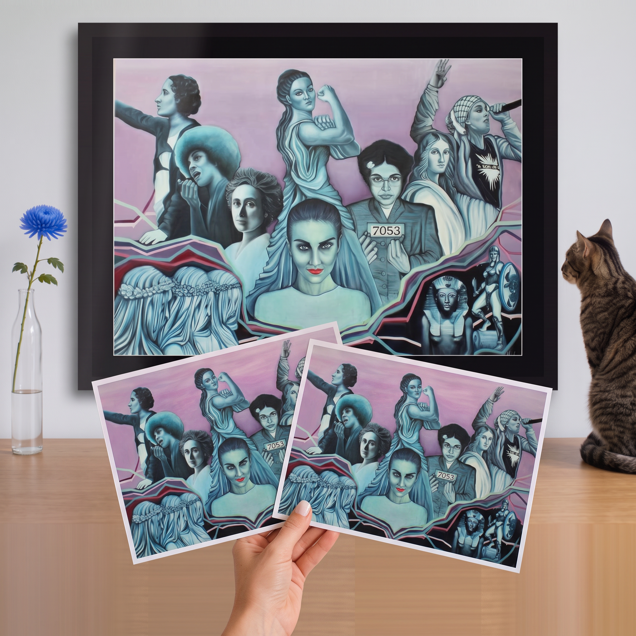 LISISTRATA enmarcada junto a dos postales de la obra